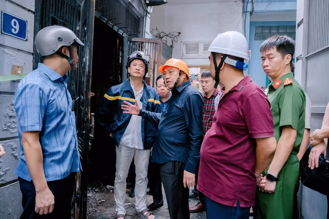 Chủ tịch UBND TP Hà Nội Trần Sỹ Thanh kiểm tra hiện trường và chỉ đạo khắc phục hậu quả vụ cháy nhà dân tại ngõ 180 Kim Hoa, phường Văn Miếu - Quốc Tử Giám.