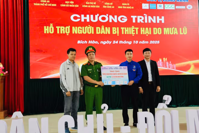 Đoàn công tác trao các phần quà, tiền mặt các phần quà, tiền mặt trị giá 5 tỷ 570 triệu đồng tặng nhân dân xã Bích Hào, tỉnh Nghệ An Đoàn công tác trao các phần quà, tiền mặt các phần quà, tiền mặt trị giá 5 tỷ 570 triệu đồng tặng nhân dân xã Bích Hào, tỉnh Nghệ An