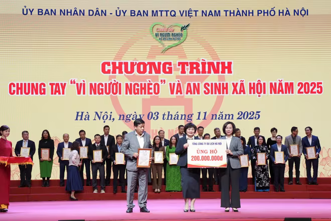 Lãnh đạo thành phố tiếp nhận ủng hộ tại chương trình.