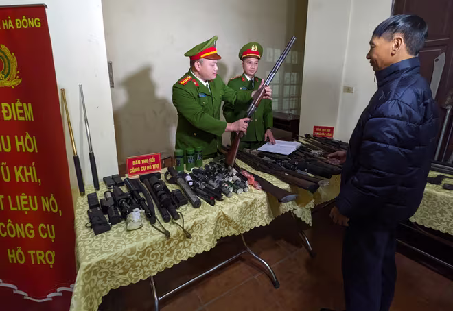 Công an Hà Nội vận động người dân giao nộp và thu hồi vũ khí, vật liệu nổ và công cụ hỗ trợ Công an Hà Nội vận động người dân giao nộp và thu hồi vũ khí, vật liệu nổ và công cụ hỗ trợ