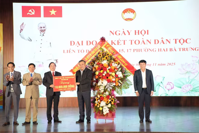 Chủ tịch UBND TP Trần Sỹ Thanh tặng quà của Thành phố cho 10 gia đình văn hóa tiêu biểu Chủ tịch UBND TP Trần Sỹ Thanh tặng quà của Thành phố cho 10 gia đình văn hóa tiêu biểu