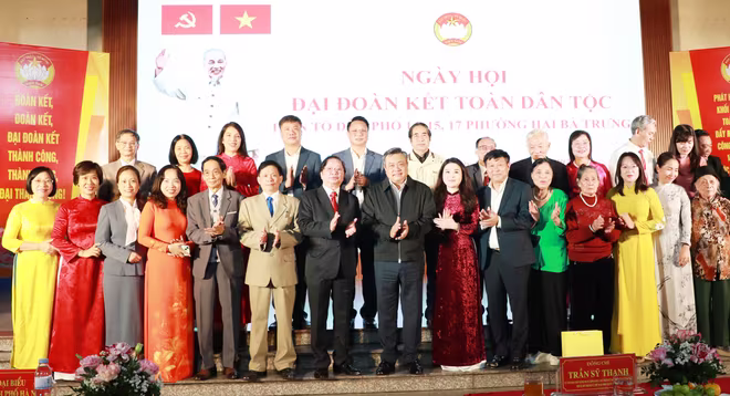 Chủ tịch UBND TP Trần Sỹ Thanh chung vui cùng cán bộ, Nhân dân phường Hai Bà Trưng Chủ tịch UBND TP Trần Sỹ Thanh chung vui cùng cán bộ, Nhân dân phường Hai Bà Trưng