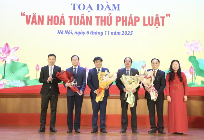 Ban Tổ chức tặng hoa cho các diễn giả Ban Tổ chức tặng hoa cho các diễn giả