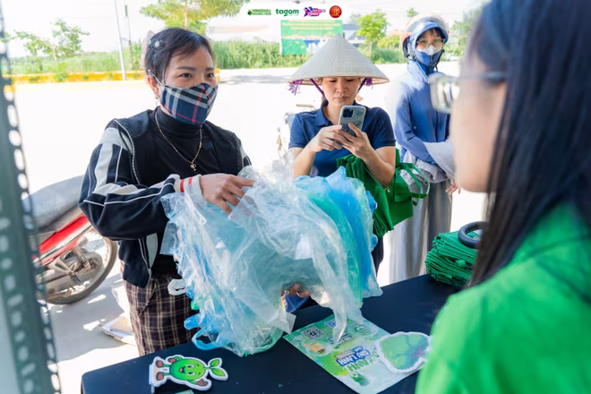 Người dân xã đảo Minh Châu nhiệt tình tham gia sự kiện “Đổi túi nilong - Lấy túi vải” (Ảnh Tiến Dũng) Người dân xã đảo Minh Châu nhiệt tình tham gia sự kiện “Đổi túi nilong - Lấy túi vải” (Ảnh Tiến Dũng)