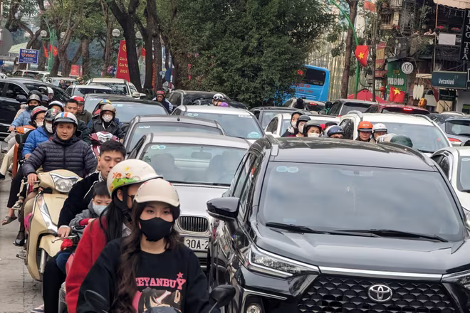 UBND TP Hà Nội cho biết đã giao Sở Xây dựng tham mưu UBND TP trình HĐND TP xem xét, thông qua Nghị quyết về các chính sách ưu đãi, hỗ trợ cho người dân và doanh nghiệp thực hiện lộ trình chuyển đổi phương tiện trong phạm vi đường vành đai I. UBND TP Hà Nội cho biết đã giao Sở Xây dựng tham mưu UBND TP trình HĐND TP xem xét, thông qua Nghị quyết về các chính sách ưu đãi, hỗ trợ cho người dân và doanh nghiệp thực hiện lộ trình chuyển đổi phương tiện trong phạm vi đường vành đai I.