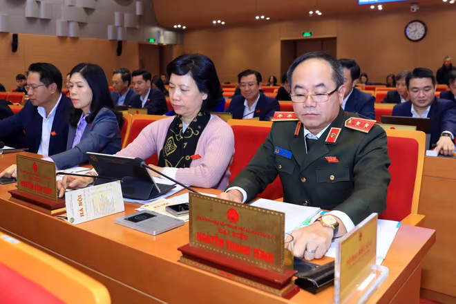 Các đại biểu biểu HĐND TP biểu quyết thông qua quy định mức hỗ trợ chi trả an sinh xã hội trên địa bàn thành phố.