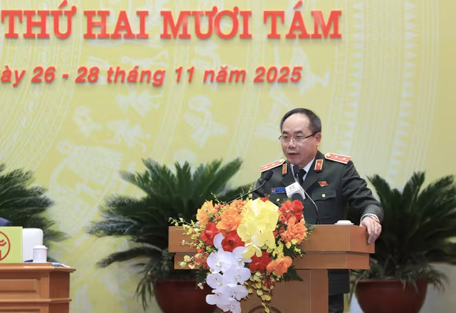 Trung tướng Nguyễn Thanh Tùng, Giám đốc CATP Hà Nội đã thay mặt UBND TP trình bày báo cáo tóm tắt Dự thảo Tờ trình đề nghị ban hành Nghị quyết quy định nội dung, mức chi hỗ trợ lực lượng Công an cấp xã trên địa bàn thành phố Hà Nội