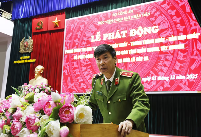 Đồng chí GS.TS, Nhà giáo ưu tú, Trung tướng Trần Minh Hưởng, Bí thư Đảng ủy, Giám đốc Học viện CSND phát động phong trào thi đua “Ba nhất”