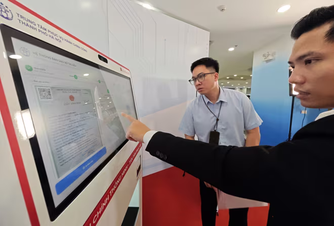 Đến hết năm 2026, Hà Nội đặt mục tiêu 100% cán bộ, công chức, viên chức cấp cơ sở và cấp thành phố phải được bồi dưỡng, trang bị kỹ năng số cơ bản. Đến hết năm 2026, Hà Nội đặt mục tiêu 100% cán bộ, công chức, viên chức cấp cơ sở và cấp thành phố phải được bồi dưỡng, trang bị kỹ năng số cơ bản.