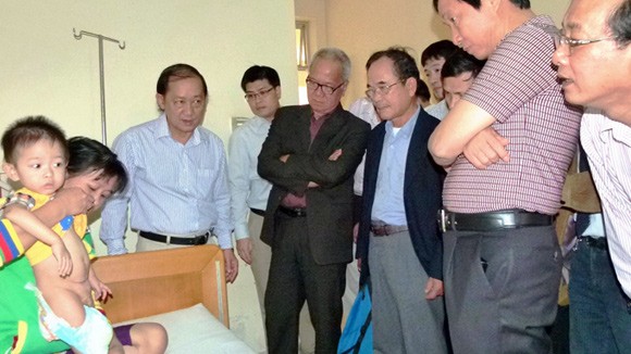 Bộ Y tế chỉ đạo đưa bé trai bị cắt nhầm bàng quang ra Hà Nội phẫu thuật ảnh 1 Bộ Y tế chỉ đạo đưa bé trai bị cắt nhầm bàng quang ra Hà Nội phẫu thuật ảnh 1