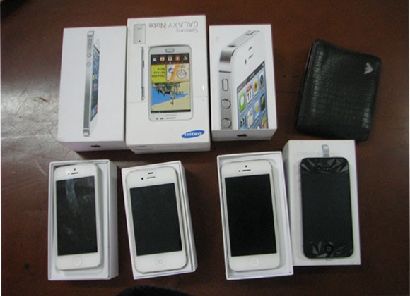 Chuyên cướp Iphone rồi trêu chọc nạn nhân trước khi bỏ chạy ảnh 2 Chuyên cướp Iphone rồi trêu chọc nạn nhân trước khi bỏ chạy ảnh 2