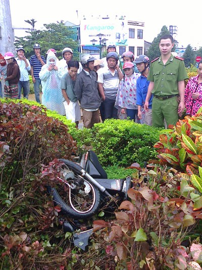 Xe máy nát bét ở bùng binh, người biến mất ảnh 1 Xe máy nát bét ở bùng binh, người biến mất ảnh 1