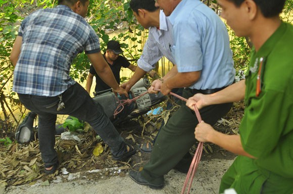 Phát hiện xe máy vô chủ bên mương nước ảnh 1 Phát hiện xe máy vô chủ bên mương nước ảnh 1