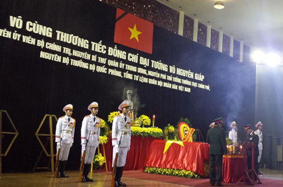 Những người cuối cùng được vào viếng Đại tướng Võ Nguyên Giáp ảnh 6 Những người cuối cùng được vào viếng Đại tướng Võ Nguyên Giáp ảnh 6