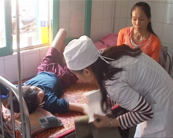 Ăn bánh mì, hàng chục người nhập viện cấp cứu ảnh 1 Ăn bánh mì, hàng chục người nhập viện cấp cứu ảnh 1