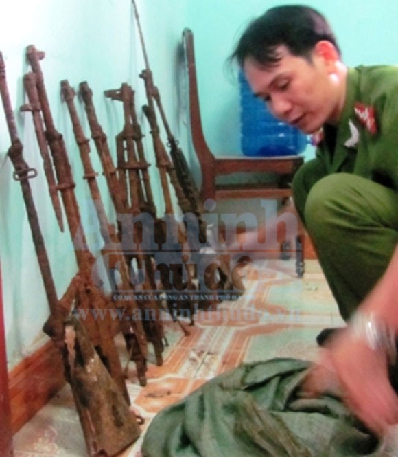 Đào hố trồng tiêu, phát hiện 9 khẩu sung và 1 lựu đạn ảnh 1 Đào hố trồng tiêu, phát hiện 9 khẩu sung và 1 lựu đạn ảnh 1