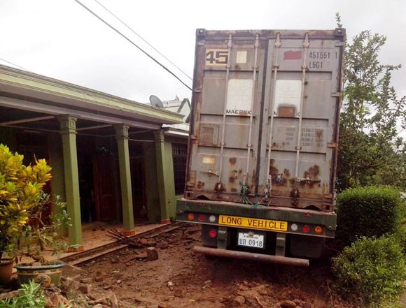Mất lái, xe chở gỗ lao vào nhà dân ảnh 1 Mất lái, xe chở gỗ lao vào nhà dân ảnh 1