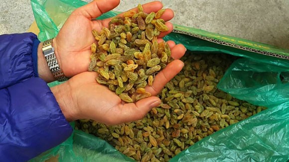 Phát hiện hơn 2 tấn nho sấy khô "bẩn" ảnh 3 Phát hiện hơn 2 tấn nho sấy khô "bẩn" ảnh 3