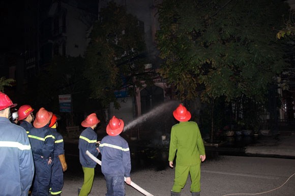Hà Nội: Cột điện bốc cháy sáng rực cả phố Trúc Khê ảnh 2 Hà Nội: Cột điện bốc cháy sáng rực cả phố Trúc Khê ảnh 2