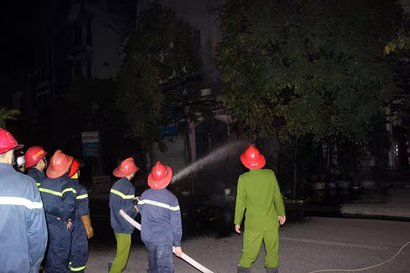 Hà Nội: Cột điện bốc cháy sáng rực cả phố Trúc Khê ảnh 2 Hà Nội: Cột điện bốc cháy sáng rực cả phố Trúc Khê ảnh 2