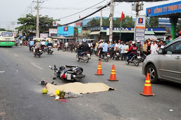 Xe máy va chạm với xe buýt, xe khách trờ tới cán chết người ảnh 1 Xe máy va chạm với xe buýt, xe khách trờ tới cán chết người ảnh 1
