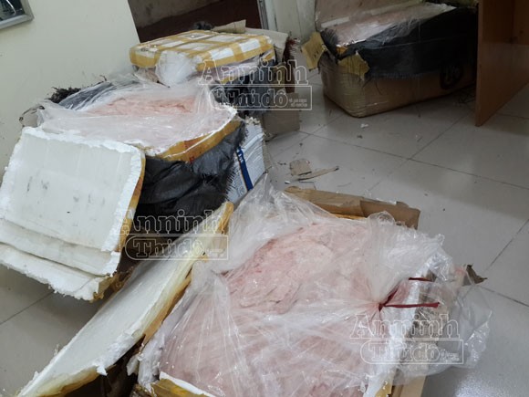 Phát hiện gần 1 tấn nầm động vật đang phân hủy đưa đi tiêu thụ ảnh 1 Phát hiện gần 1 tấn nầm động vật đang phân hủy đưa đi tiêu thụ ảnh 1