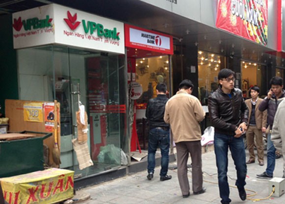 Hà Nội: Một cây ATM bị phá tung ảnh 1 Hà Nội: Một cây ATM bị phá tung ảnh 1