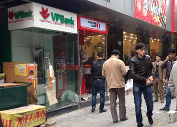 Hà Nội: Một cây ATM bị phá tung ảnh 1 Hà Nội: Một cây ATM bị phá tung ảnh 1