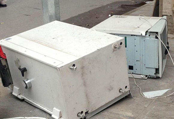 Hà Nội: Một cây ATM bị phá tung ảnh 2 Hà Nội: Một cây ATM bị phá tung ảnh 2