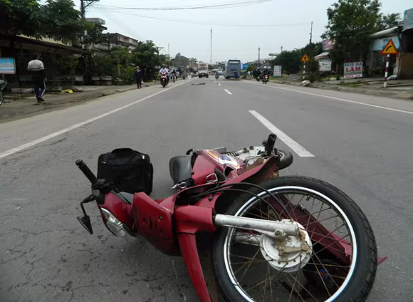 Xe khách tranh thủ chạy Tết cán chết cụ già ảnh 2 Xe khách tranh thủ chạy Tết cán chết cụ già ảnh 2