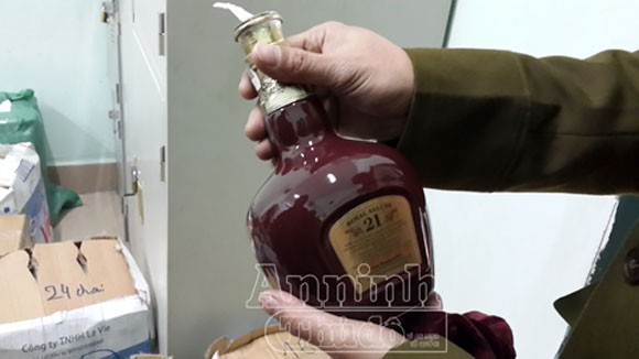 Hà Nôi: Bắt giữ hơn 400 chai rượu ngoại nhập lậu ảnh 3 Hà Nôi: Bắt giữ hơn 400 chai rượu ngoại nhập lậu ảnh 3