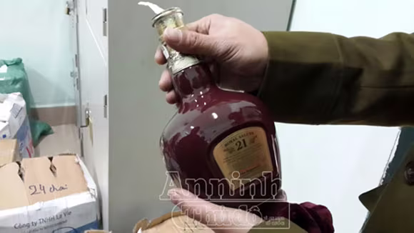 Hà Nôi: Bắt giữ hơn 400 chai rượu ngoại nhập lậu ảnh 3 Hà Nôi: Bắt giữ hơn 400 chai rượu ngoại nhập lậu ảnh 3