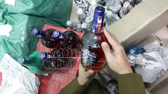 Hà Nôi: Bắt giữ hơn 400 chai rượu ngoại nhập lậu ảnh 2 Hà Nôi: Bắt giữ hơn 400 chai rượu ngoại nhập lậu ảnh 2