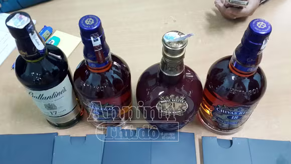 Hà Nôi: Bắt giữ hơn 400 chai rượu ngoại nhập lậu ảnh 4 Hà Nôi: Bắt giữ hơn 400 chai rượu ngoại nhập lậu ảnh 4