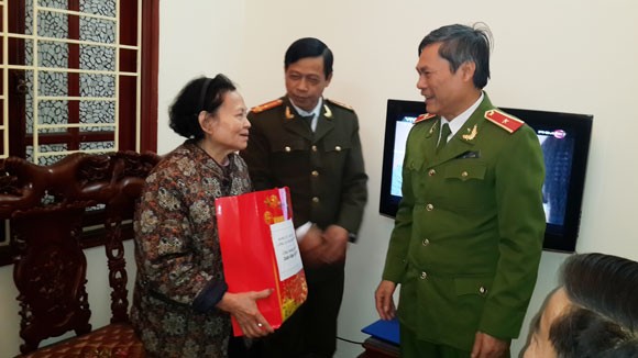 Thăm hỏi, tặng quà các cán bộ, chiến sĩ có hoàn cảnh khó khăn ảnh 1 Thăm hỏi, tặng quà các cán bộ, chiến sĩ có hoàn cảnh khó khăn ảnh 1