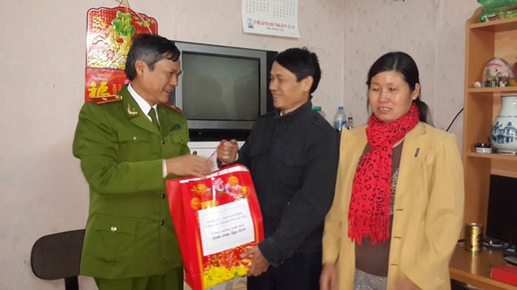 Thăm hỏi, tặng quà các cán bộ, chiến sĩ có hoàn cảnh khó khăn ảnh 2 Thăm hỏi, tặng quà các cán bộ, chiến sĩ có hoàn cảnh khó khăn ảnh 2