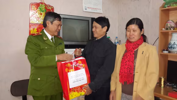 Thăm hỏi, tặng quà các cán bộ, chiến sĩ có hoàn cảnh khó khăn ảnh 2 Thăm hỏi, tặng quà các cán bộ, chiến sĩ có hoàn cảnh khó khăn ảnh 2