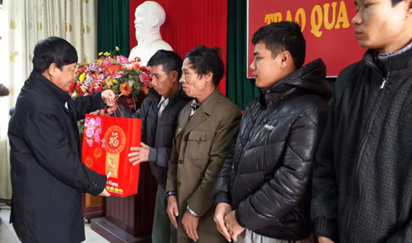 Hợp tác xã Thành Công tặng quà Tết các nạn nhân bị chất độc da cam ảnh 1 Hợp tác xã Thành Công tặng quà Tết các nạn nhân bị chất độc da cam ảnh 1