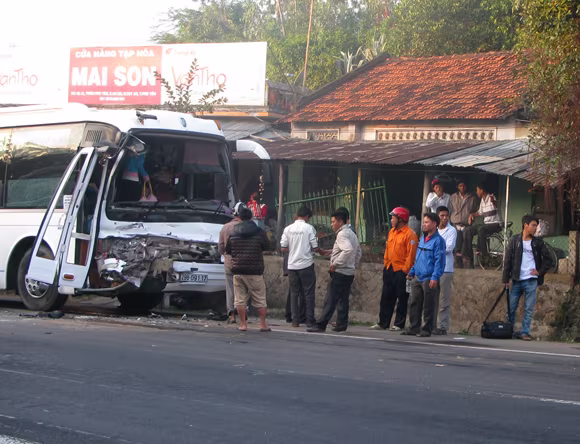 Xe khách đâm xe bồn, hàng chục hành khách hú vía ảnh 1 Xe khách đâm xe bồn, hàng chục hành khách hú vía ảnh 1