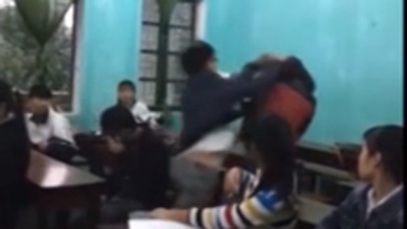 Nam học sinh cởi áo đánh bạn nữ dã man, nhiều người phẫn nộ ảnh 1 Nam học sinh cởi áo đánh bạn nữ dã man, nhiều người phẫn nộ ảnh 1