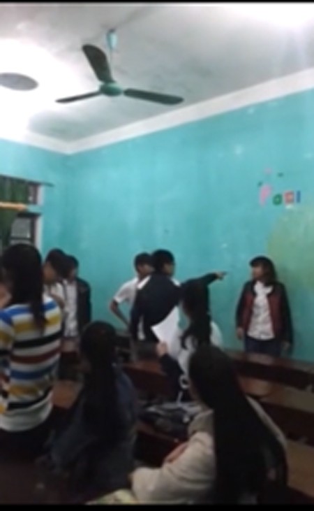 Nam học sinh cởi áo đánh bạn nữ dã man, nhiều người phẫn nộ ảnh 2 Nam học sinh cởi áo đánh bạn nữ dã man, nhiều người phẫn nộ ảnh 2