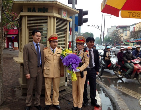 Những bó hoa tươi thắm dành tặng các nữ CSGT ảnh 1 Những bó hoa tươi thắm dành tặng các nữ CSGT ảnh 1