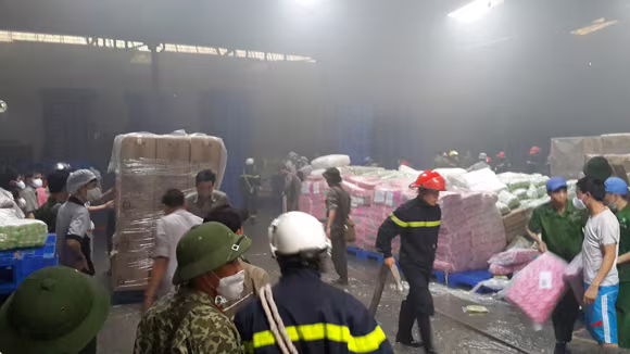 Toàn cảnh đám cháy lớn xảy ra tại công ty Diana ảnh 9 Toàn cảnh đám cháy lớn xảy ra tại công ty Diana ảnh 9