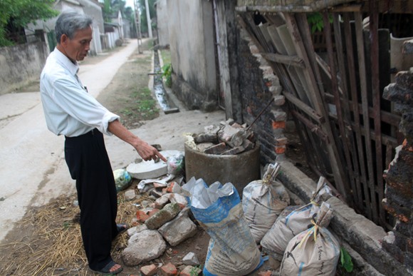 Đào móng làm nhà vệ sinh phát hiện kho thuốc sâu ảnh 2 Đào móng làm nhà vệ sinh phát hiện kho thuốc sâu ảnh 2