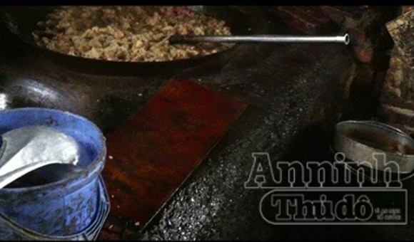 Cơ sở bẩn thỉu, nhân viên núp trong thùng xe tải để thái mỡ ảnh 2 Cơ sở bẩn thỉu, nhân viên núp trong thùng xe tải để thái mỡ ảnh 2