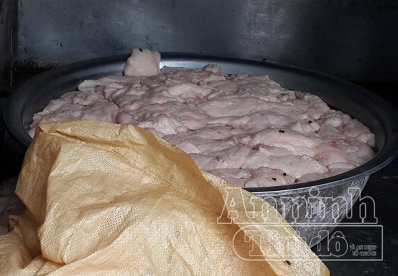 Cơ sở bẩn thỉu, nhân viên núp trong thùng xe tải để thái mỡ ảnh 6 Cơ sở bẩn thỉu, nhân viên núp trong thùng xe tải để thái mỡ ảnh 6