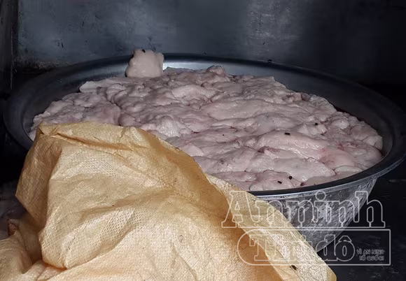 Cơ sở bẩn thỉu, nhân viên núp trong thùng xe tải để thái mỡ ảnh 6 Cơ sở bẩn thỉu, nhân viên núp trong thùng xe tải để thái mỡ ảnh 6