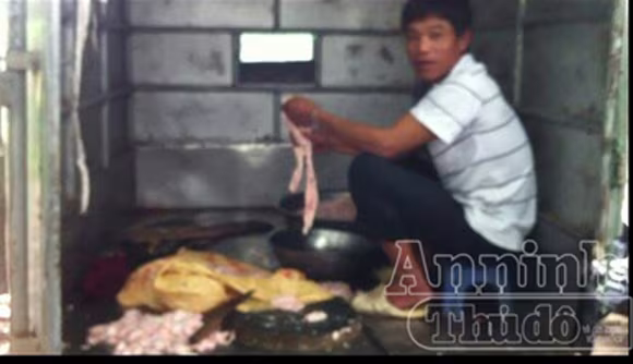 Cơ sở bẩn thỉu, nhân viên núp trong thùng xe tải để thái mỡ ảnh 8 Cơ sở bẩn thỉu, nhân viên núp trong thùng xe tải để thái mỡ ảnh 8