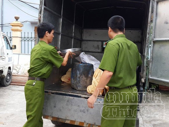 Cơ sở bẩn thỉu, nhân viên núp trong thùng xe tải để thái mỡ ảnh 9 Cơ sở bẩn thỉu, nhân viên núp trong thùng xe tải để thái mỡ ảnh 9