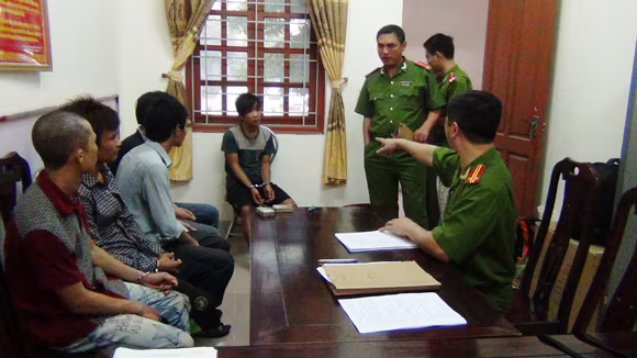 Nghệ An: Bắt 12 đối tượng bị truy nã, lẩn trốn tứ tán ảnh 1